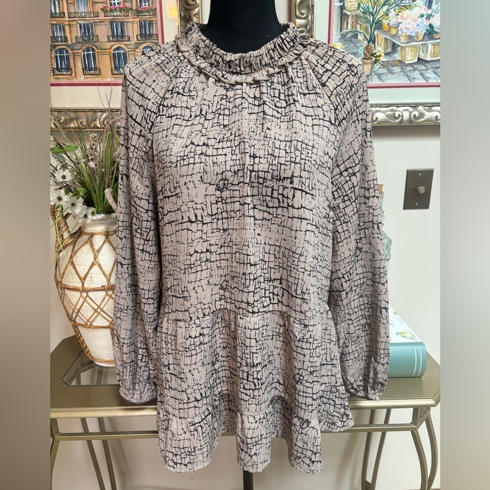 ENTRO NEUTRAL TONE RUFFLE NECK BLOUSE BOHO PEASANT STYLE BABYDOLL TOP SIZE M